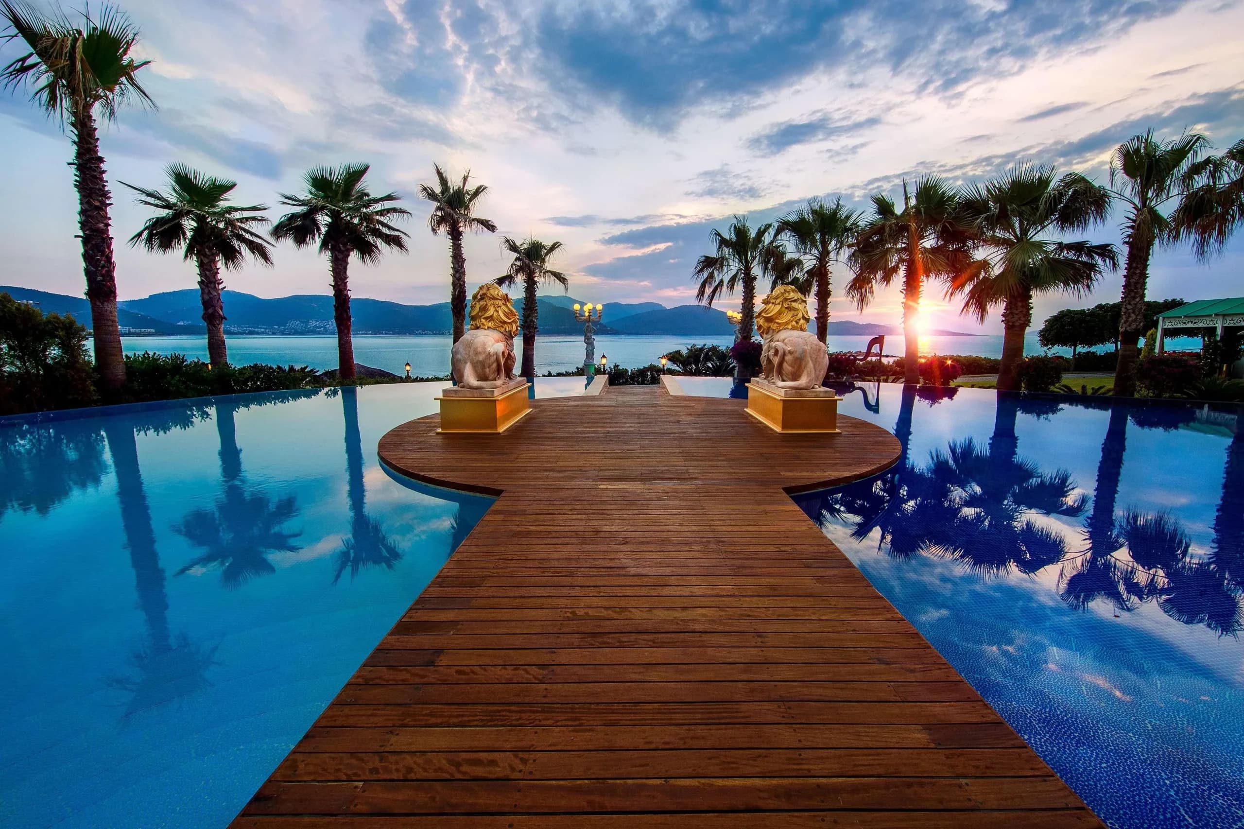 The Plaza Bodrum giriş ve havuz alanı